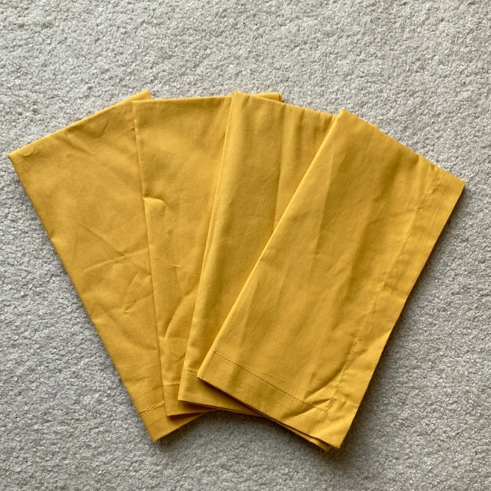 Williams Sonoma Outlet 20x20” 4 yellow napkins